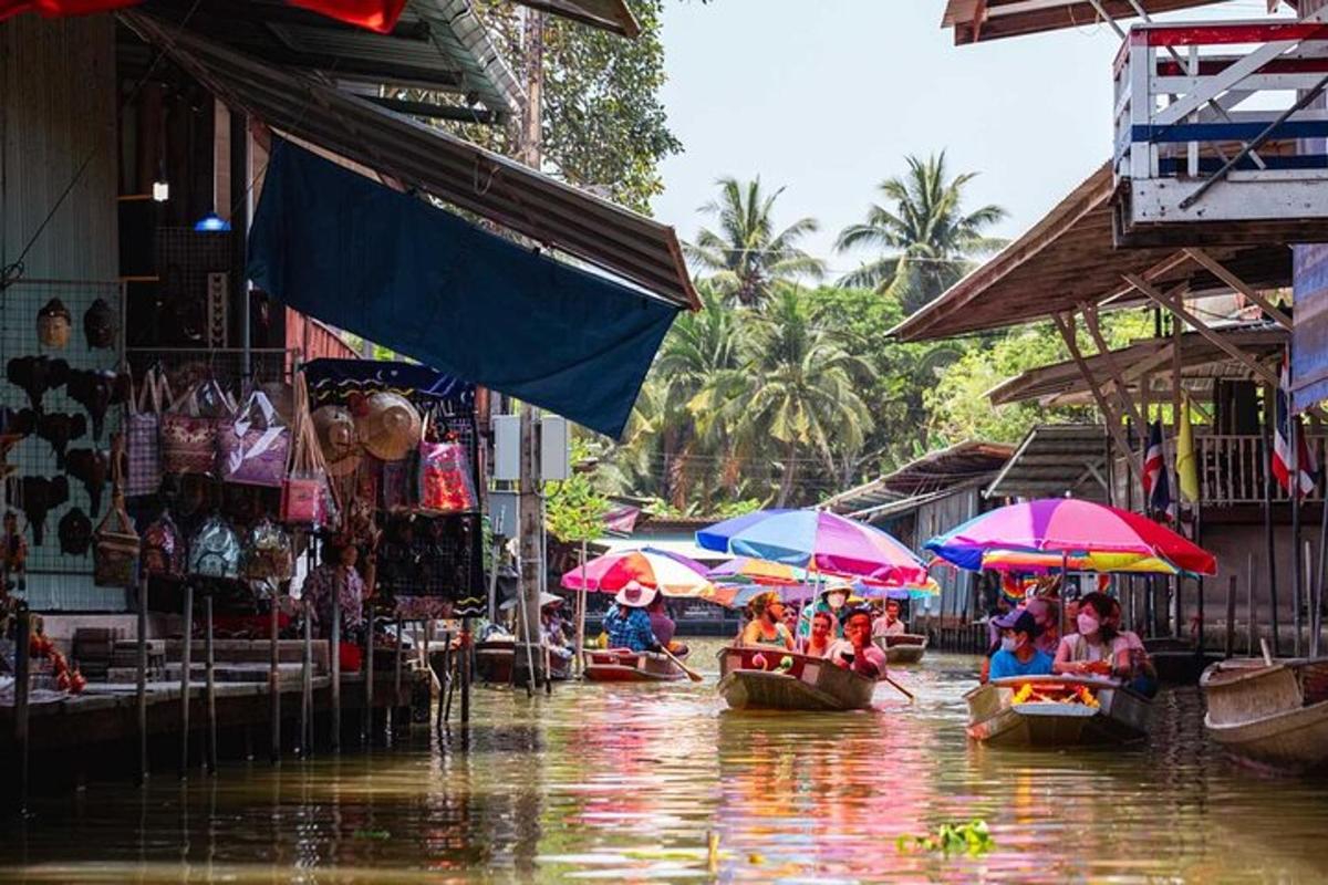 orang di dalam bot dengan payung di jalan banjir