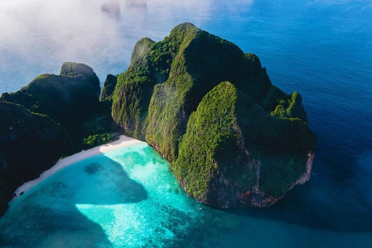 una vista aerea di un'isola rocciosa nell'oceano