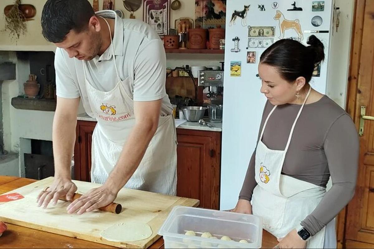 чоловік і жінка готують їжу на кухні