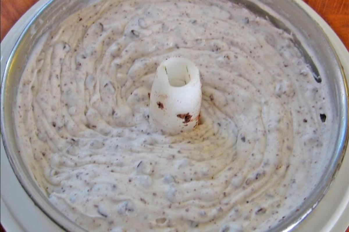 кухонний комбайн, наповнений мискою з їжею