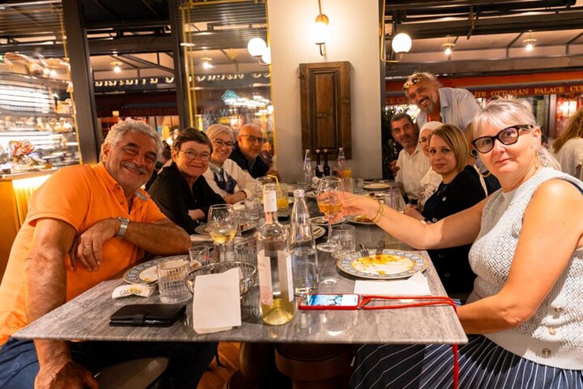 un grupo de personas sentadas en una mesa en un restaurante