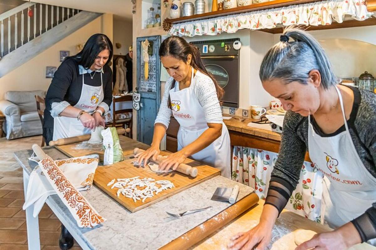 Un grupo de mujeres en una cocina preparando comida.