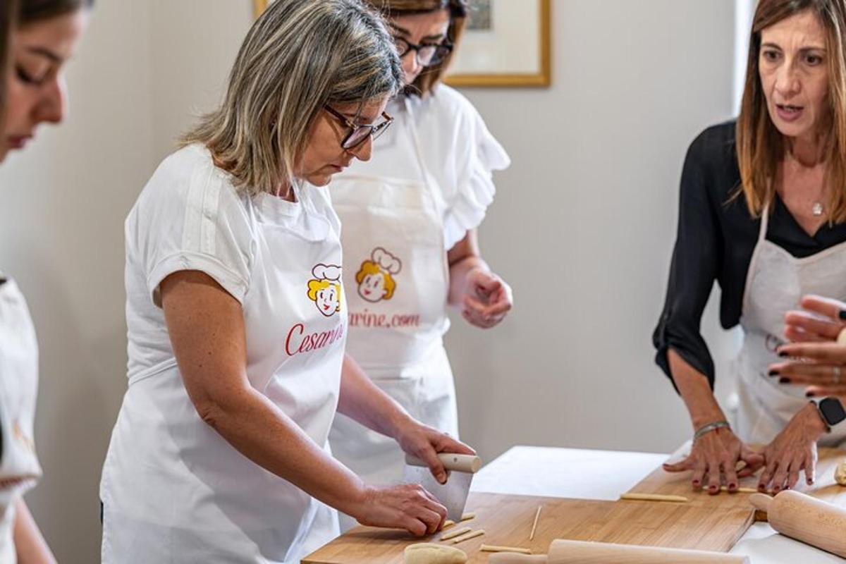 Un grupo de mujeres en una cocina haciendo masa.