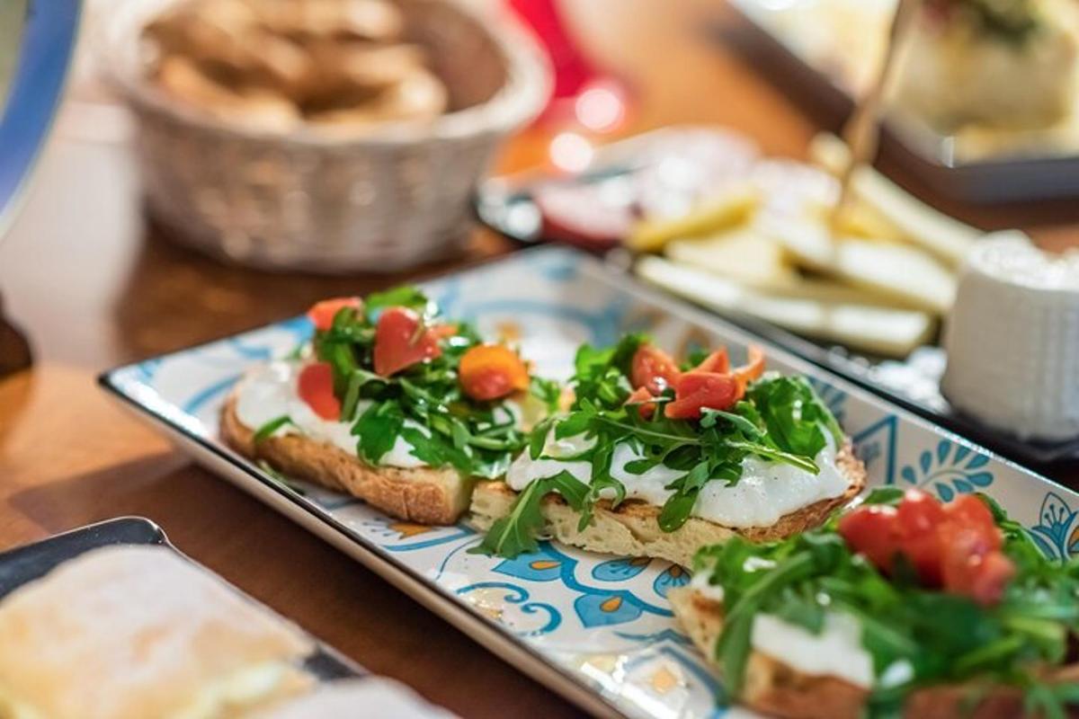 Un plato azul con un sándwich sobre una mesa.