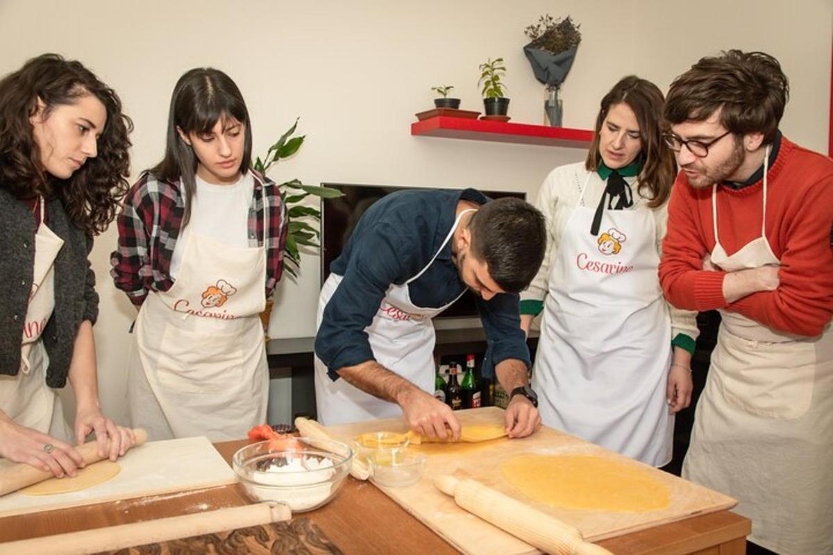 Un grupo de personas en una cocina preparando comida.