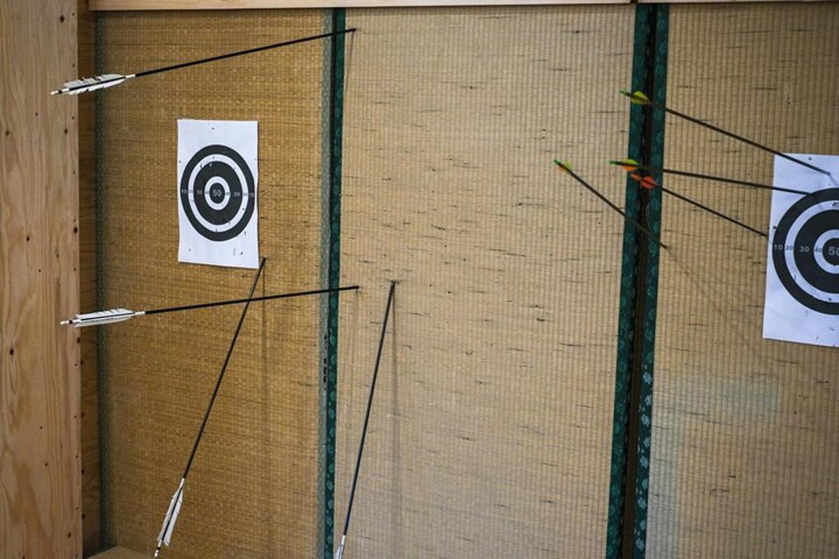eine Wand mit zwei Zielen darauf
