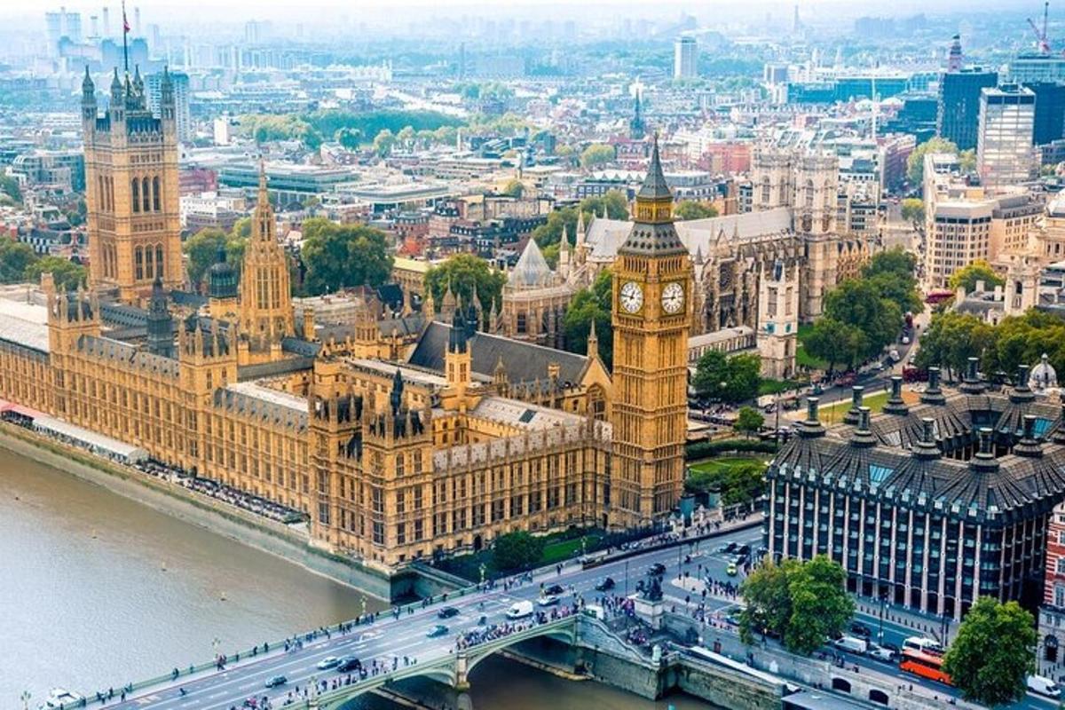 Letecký pohľad na hodinovú vežu Big Ben a budovy parlamentu