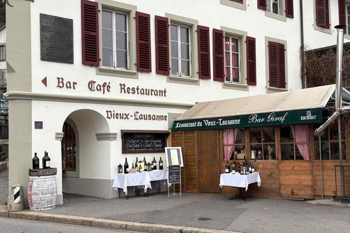 bar kavarna restavracija z mizami pred stavbo