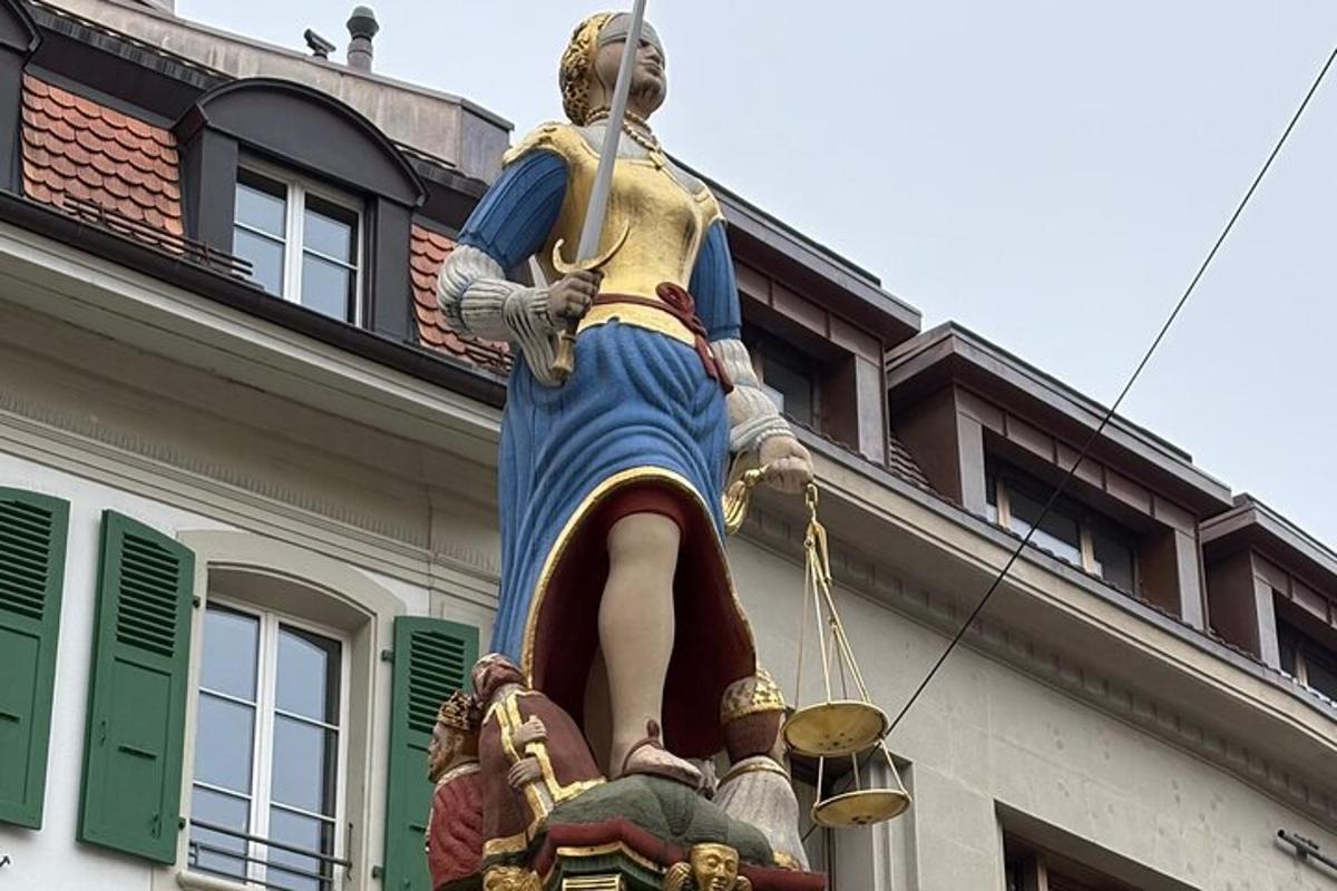 una statua di una donna in piedi in cima a un edificio