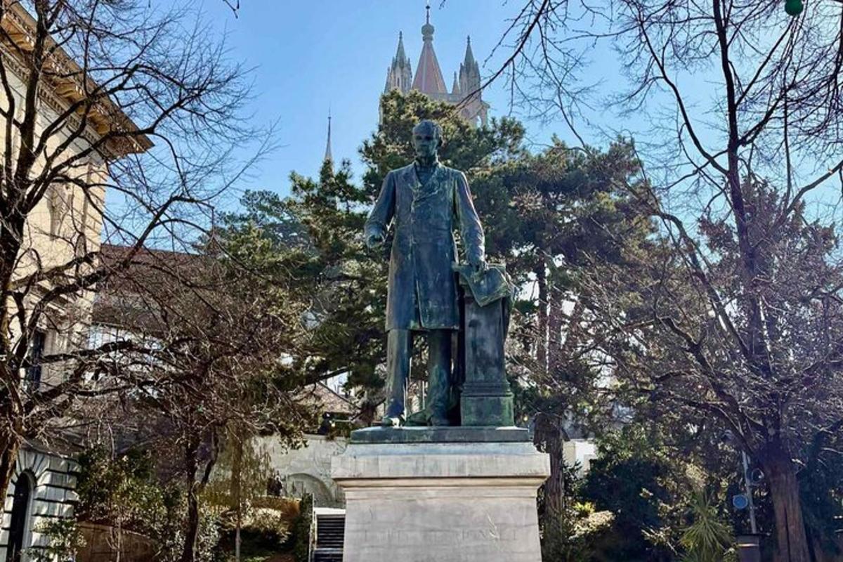 una statua di un uomo in piedi in un parco