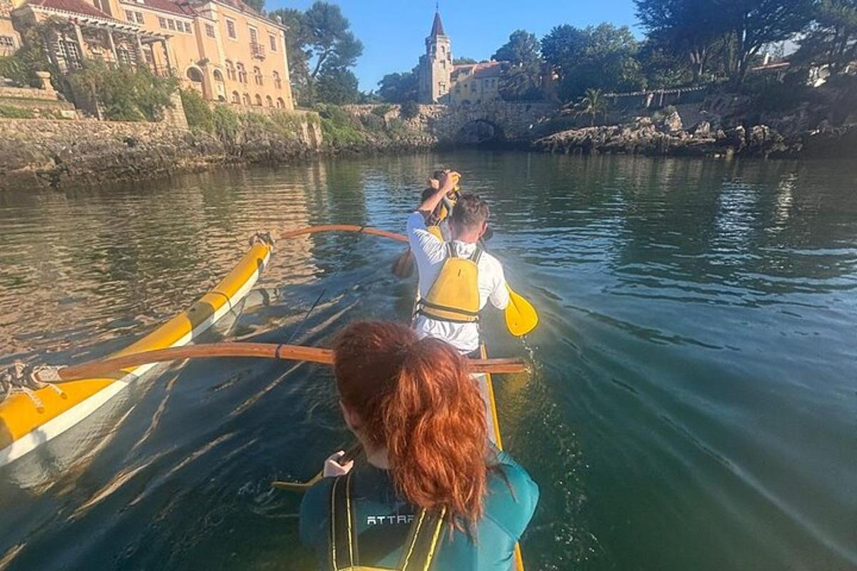 due persone sono su una barca sull'acqua