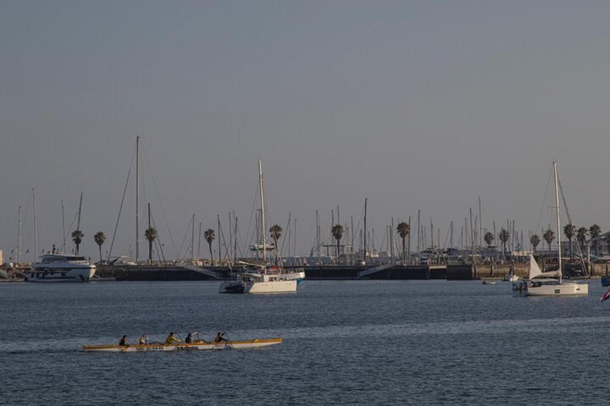 isang grupo ng mga tao sa isang bangka sa tubig