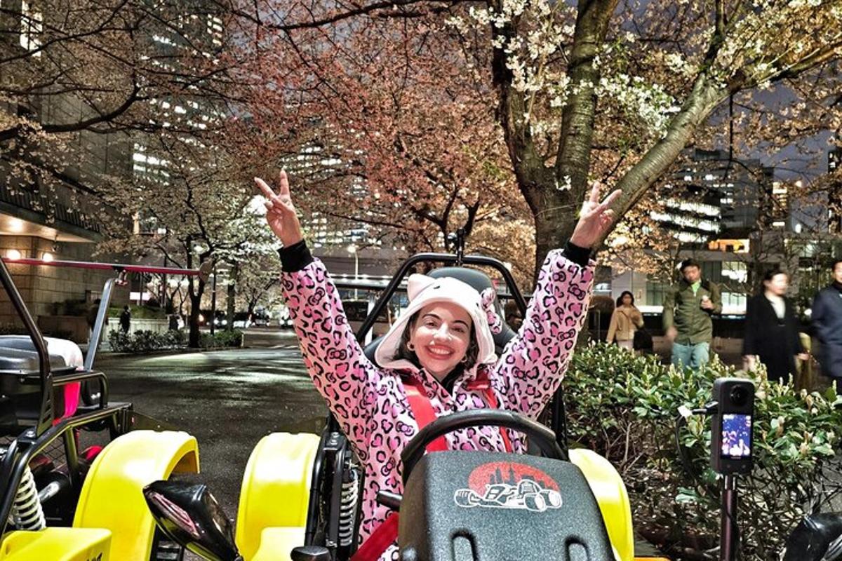 una donna seduta su un roller con le mani in aria