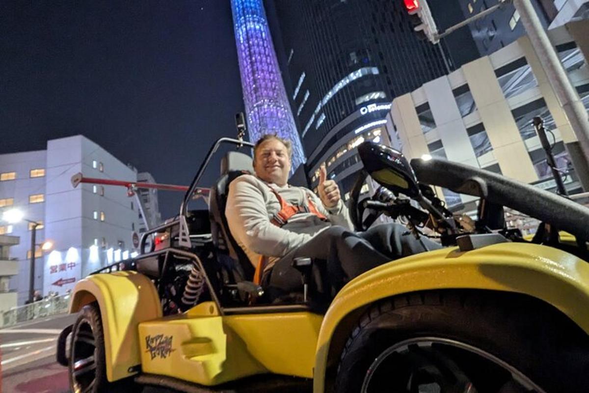 en mann sitter i en jeep på gaten
