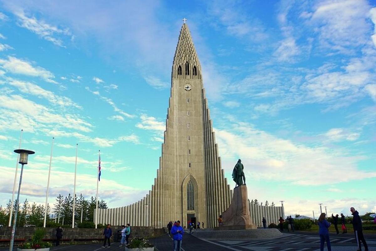 um grande edifício com uma torre do relógio com uma estátua