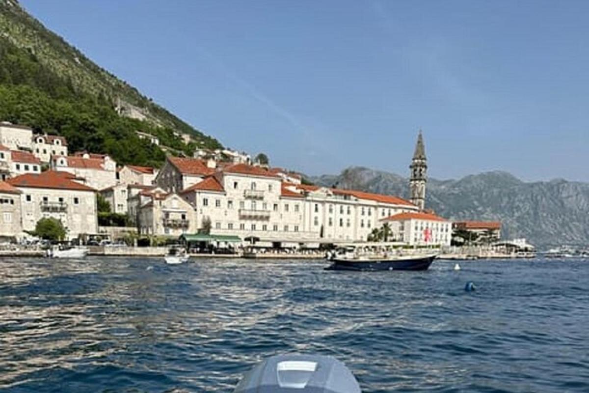 čoln v vodi pred mestom