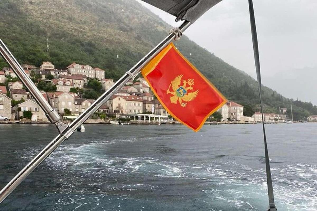una bandiera sulla parte anteriore di una barca in acqua