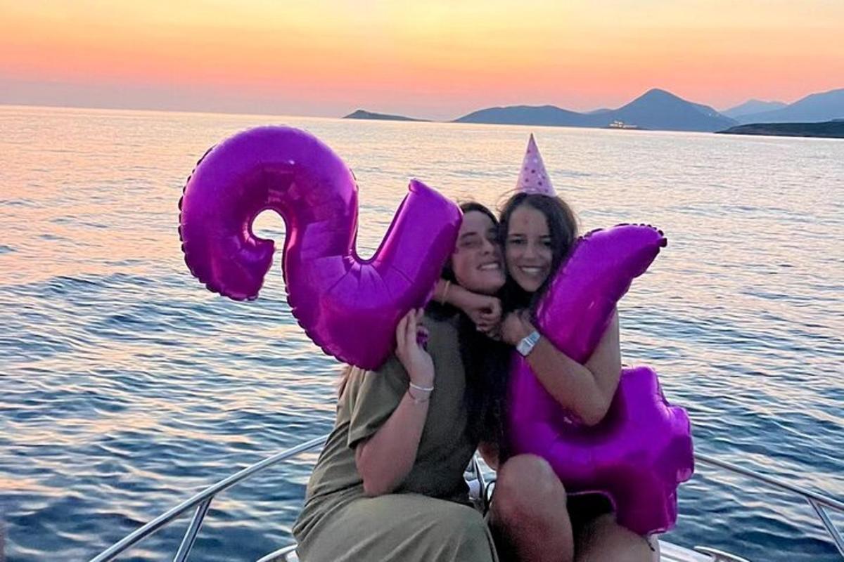 due donne sedute su una barca in acqua