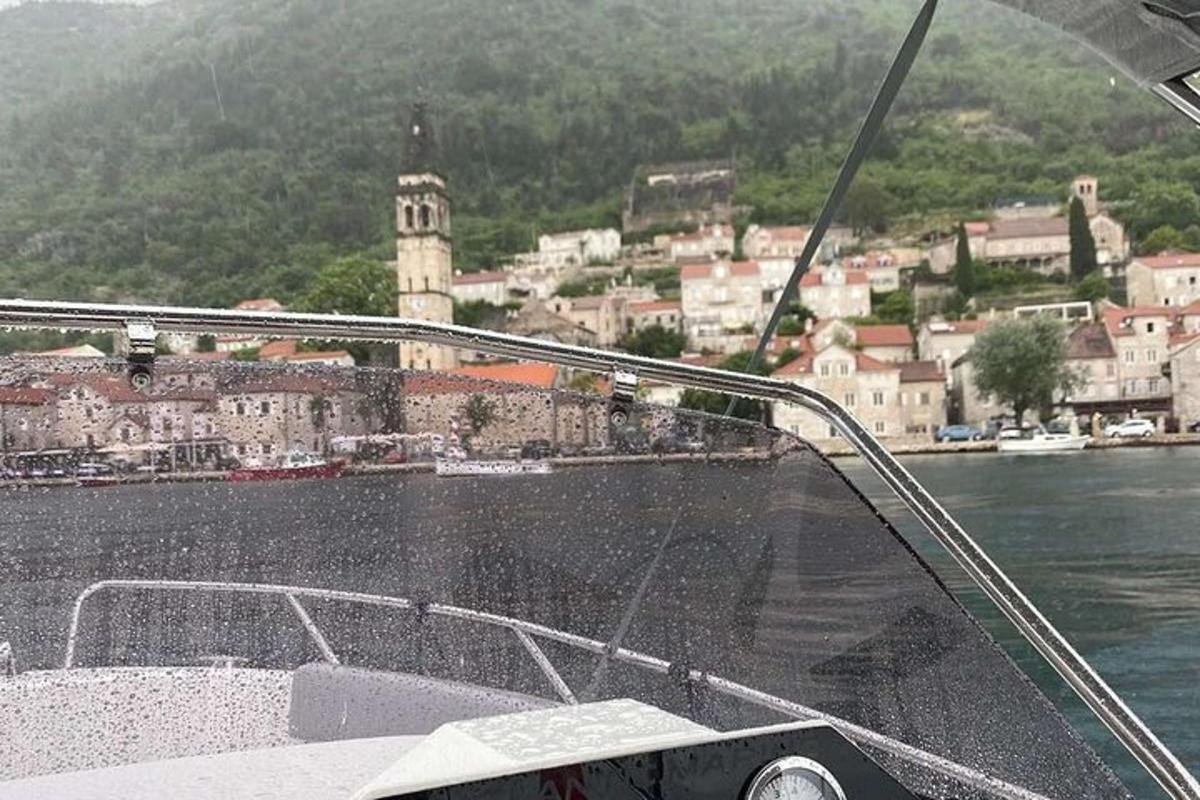 pogled na mesto z ladje v vodi