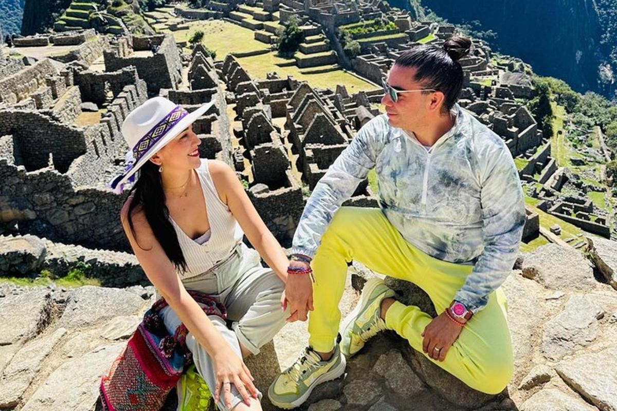 một người đàn ông và một người phụ nữ đang ngồi trên đỉnh núi