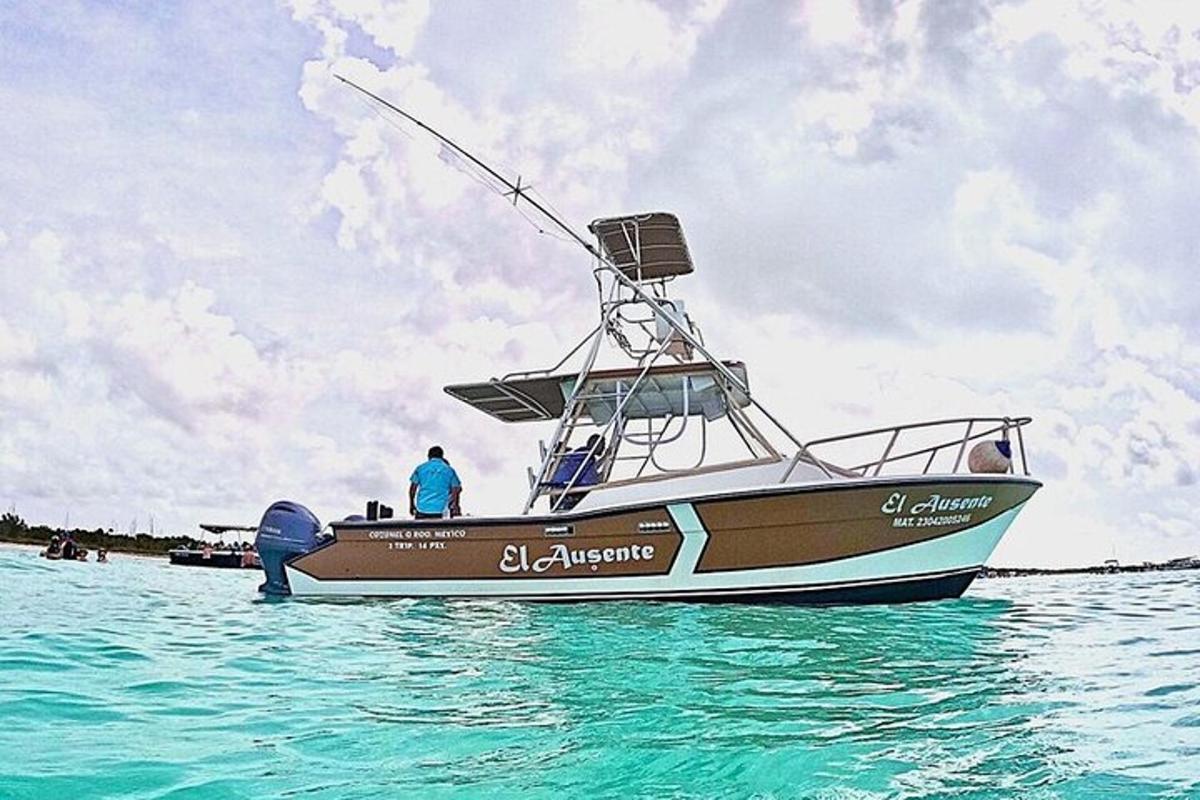 um homem em um barco de pesca na água