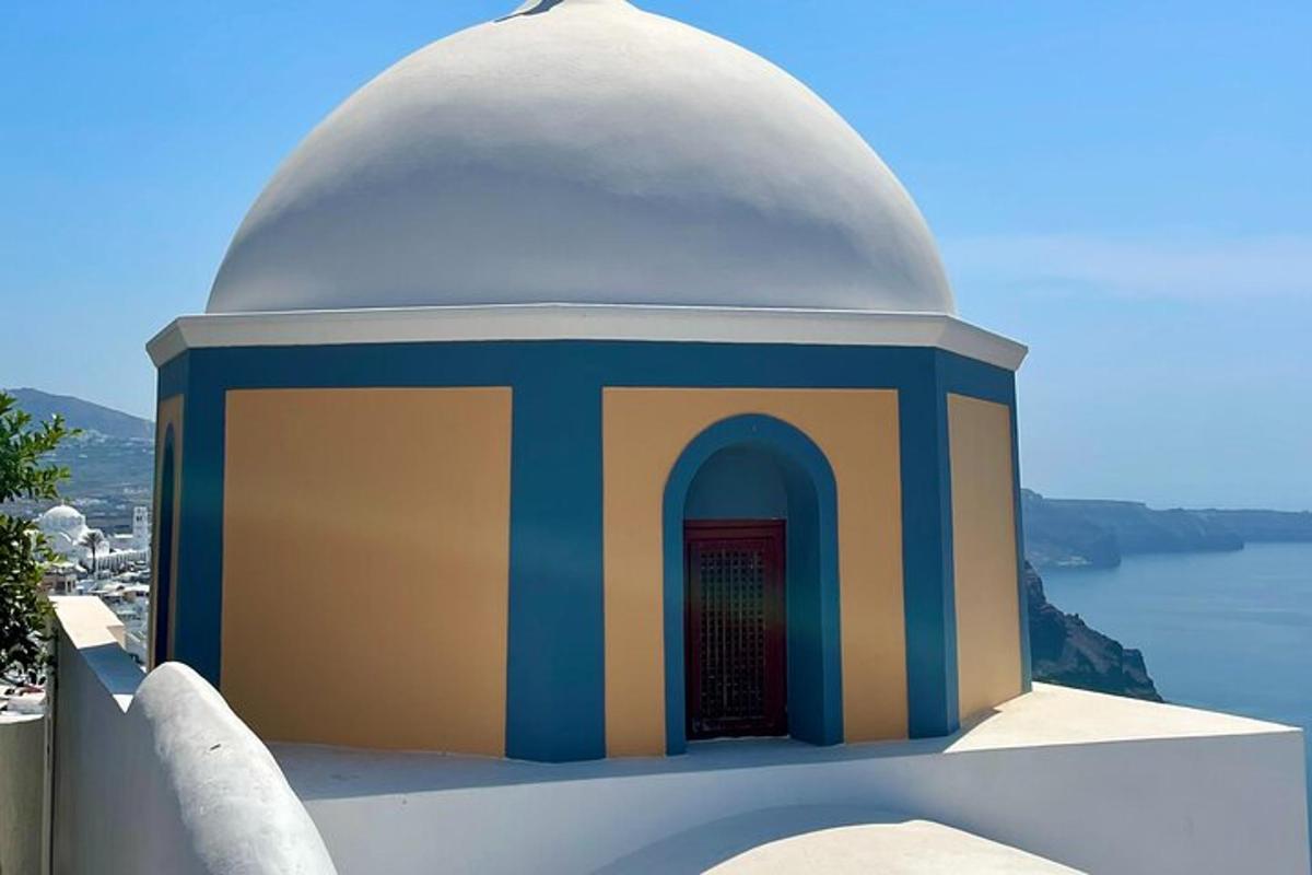 un petit edifici amb una cúpula a sobre