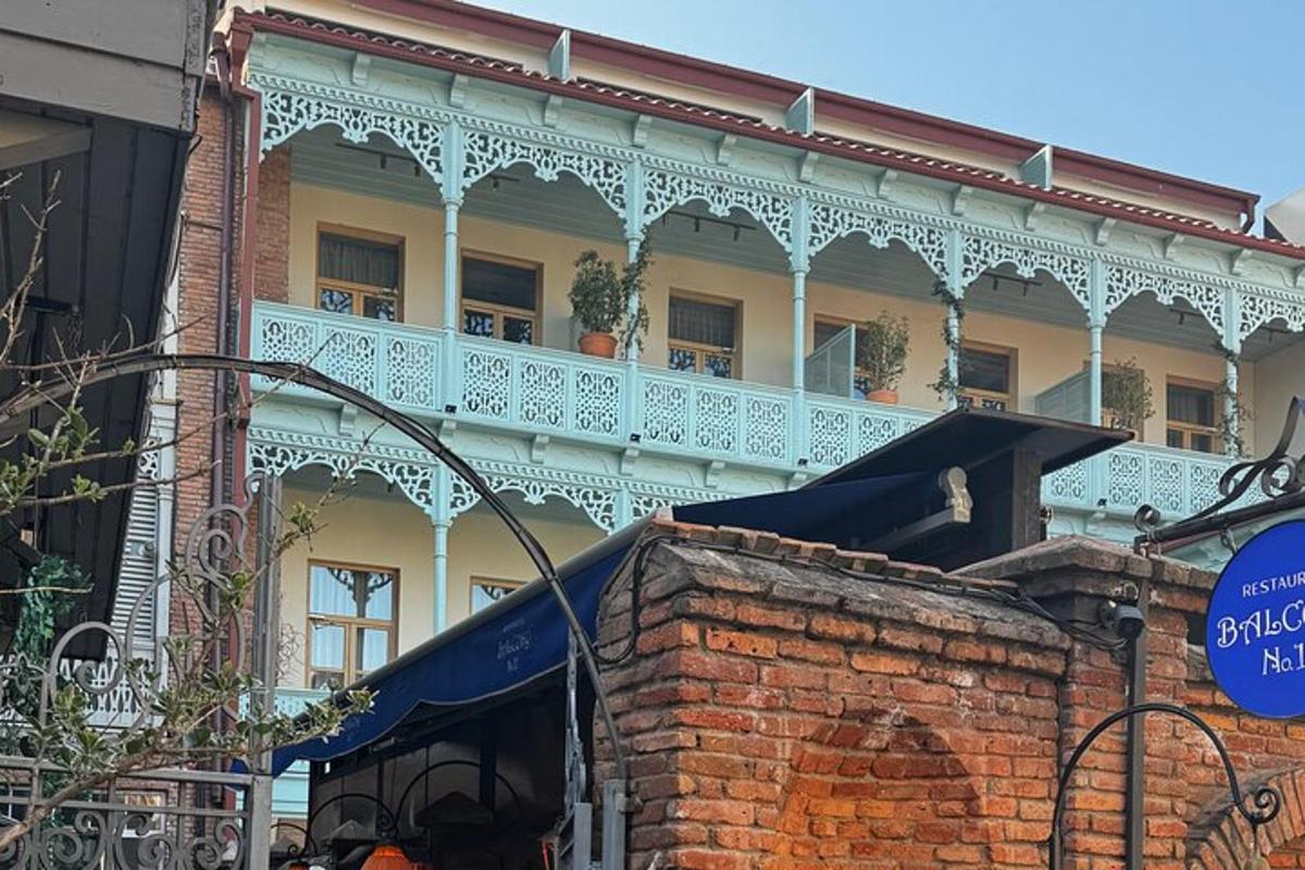 budova s bílým balkonem na cihlové zdi