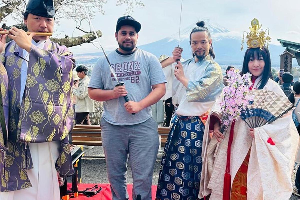 skupina lidí stojících vedle sebe