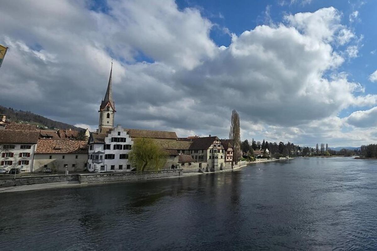 pemandangan sungai dengan gereja dan bangunan