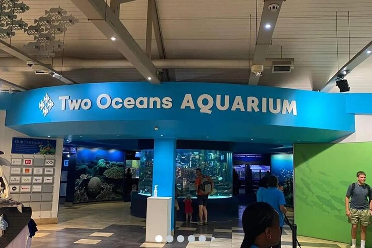 un cartello dell'acquario Two Oceans in un edificio