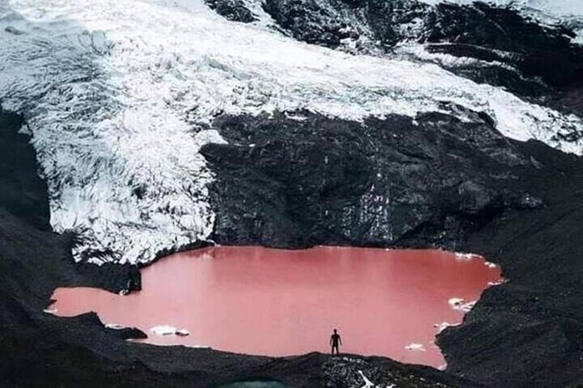 seorang pria berdiri di depan badan air