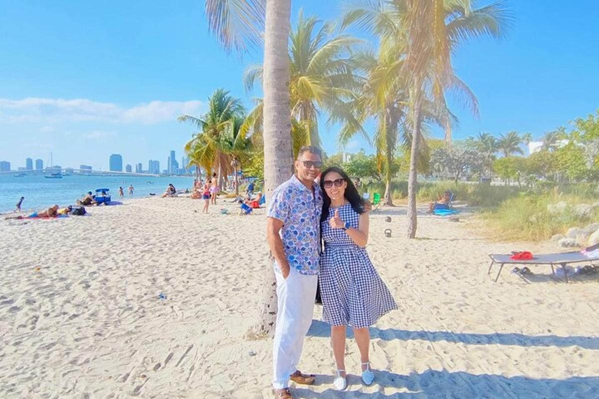 seorang pria dan seorang wanita berdiri di pantai