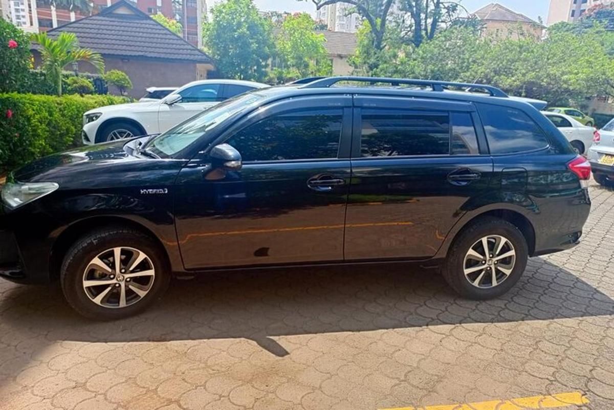 černé auto zaparkované na parkovišti