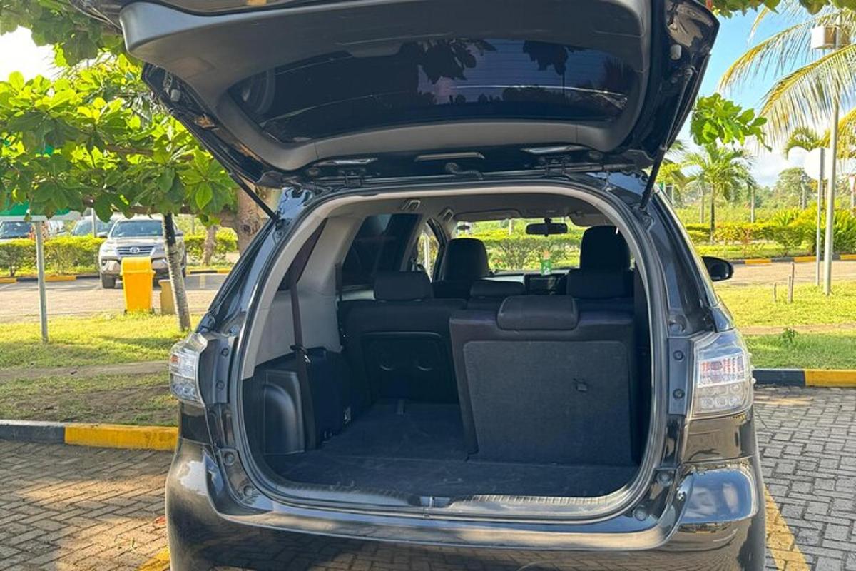 auto s otevřeným kufrem na parkovišti
