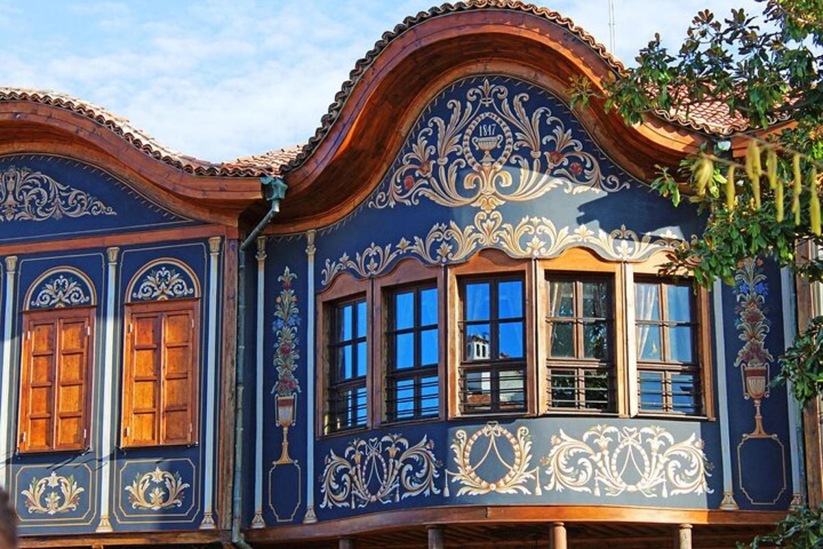 ein blau-weißes Gebäude mit Fenstern