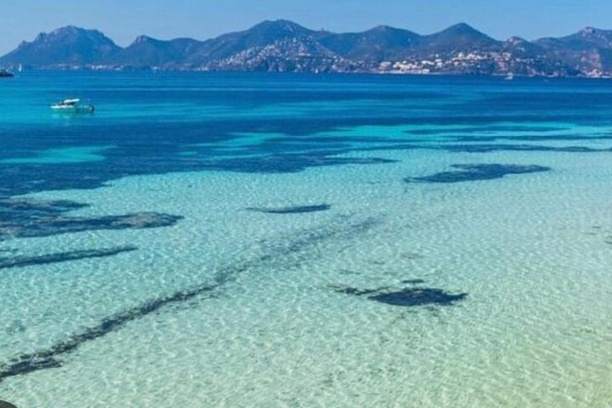 un grande specchio d'acqua con le montagne sullo sfondo