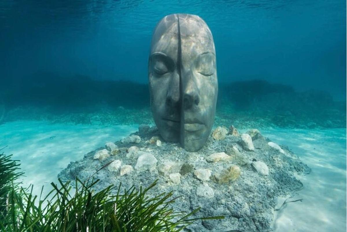una statua di una testa nell'acqua