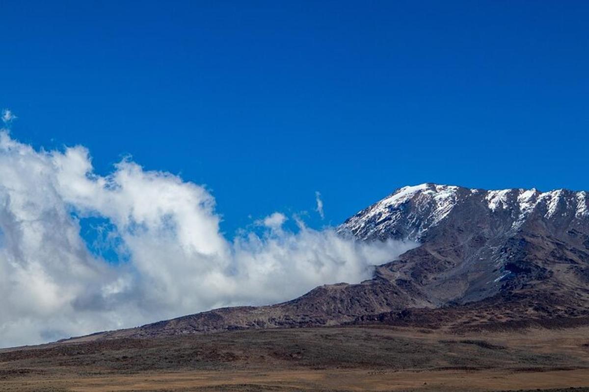 une montagne enneigée avec des nuages devant elle