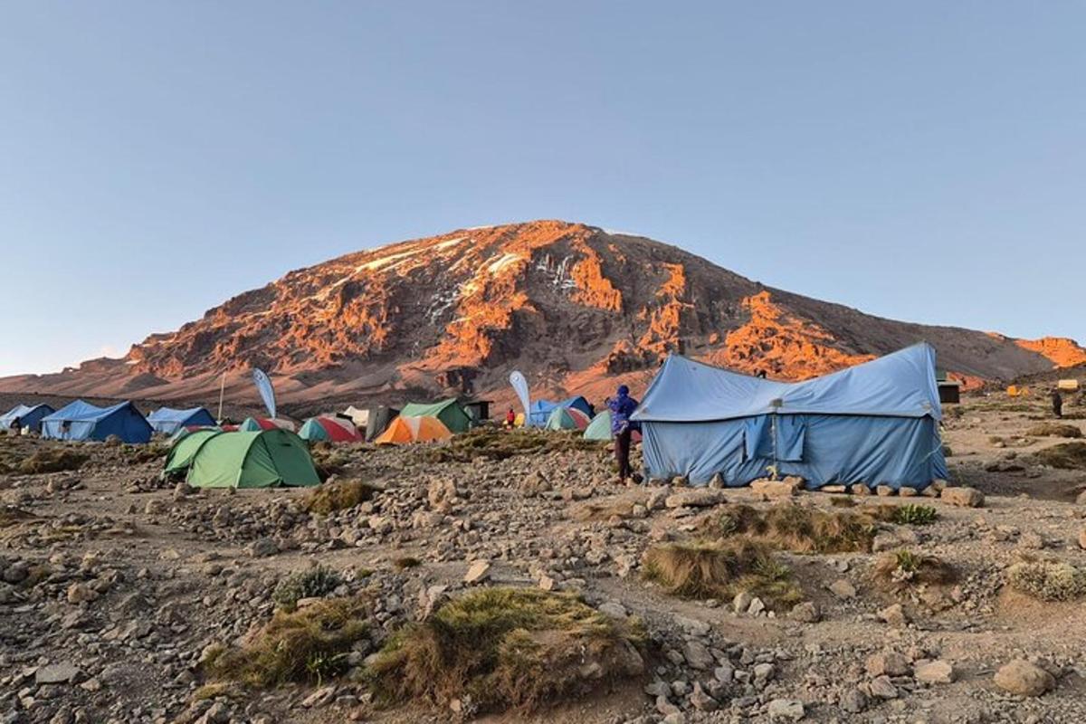 un groupe de tentes devant une montagne