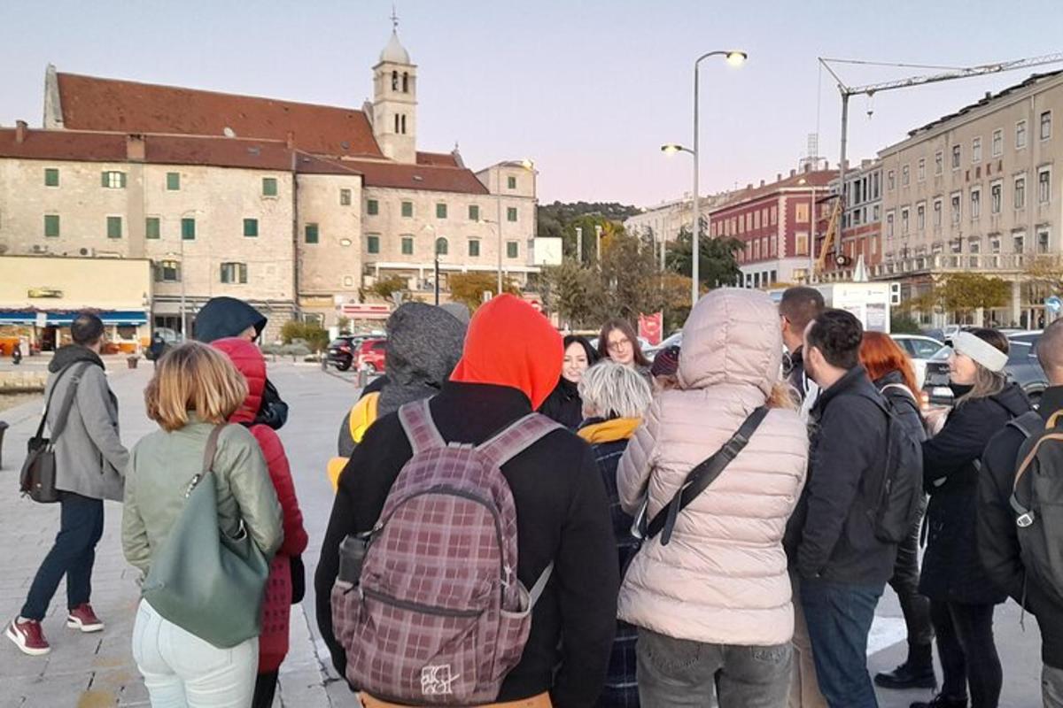 un grup de persones dempeus en un carrer de la ciutat