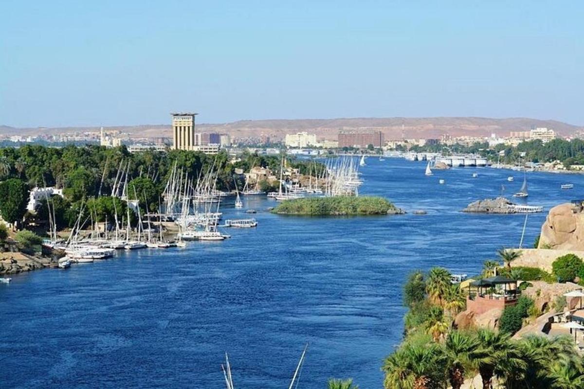 una vista di un fiume con barche al suo interno