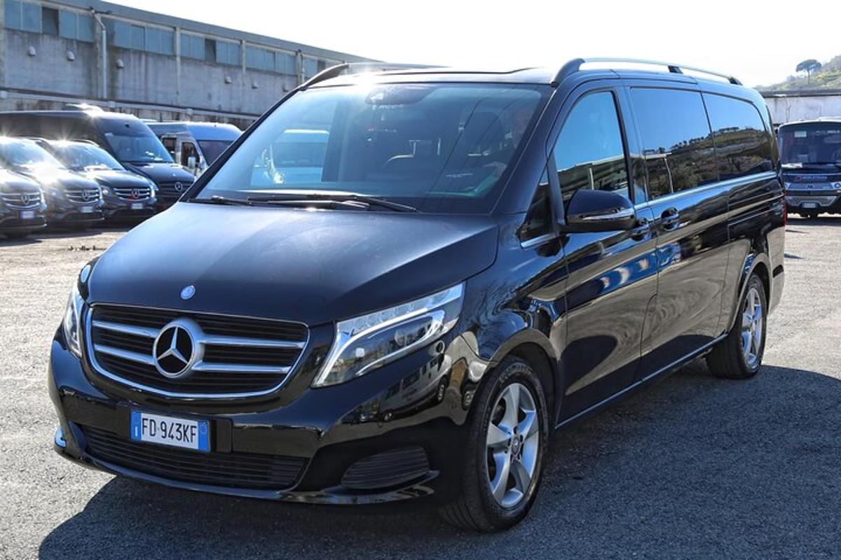 egy kék Mercedes Benz kisbusz parkolt egy parkolóban