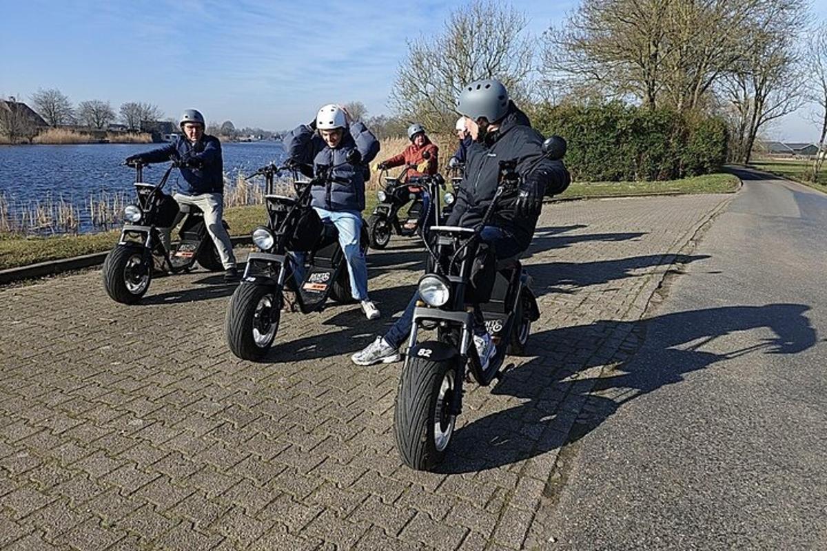 un gruppo di persone in motocicletta lungo una strada