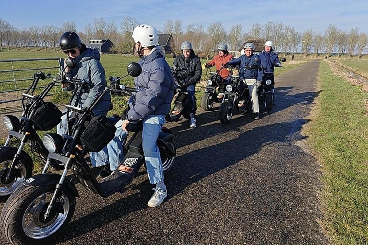 hópur fólks sem ekur mótorhjólum á vegi