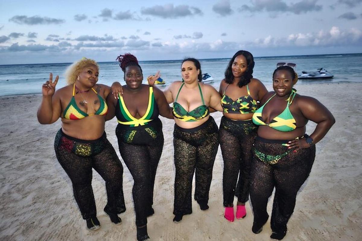 um grupo de mulheres em pé na praia