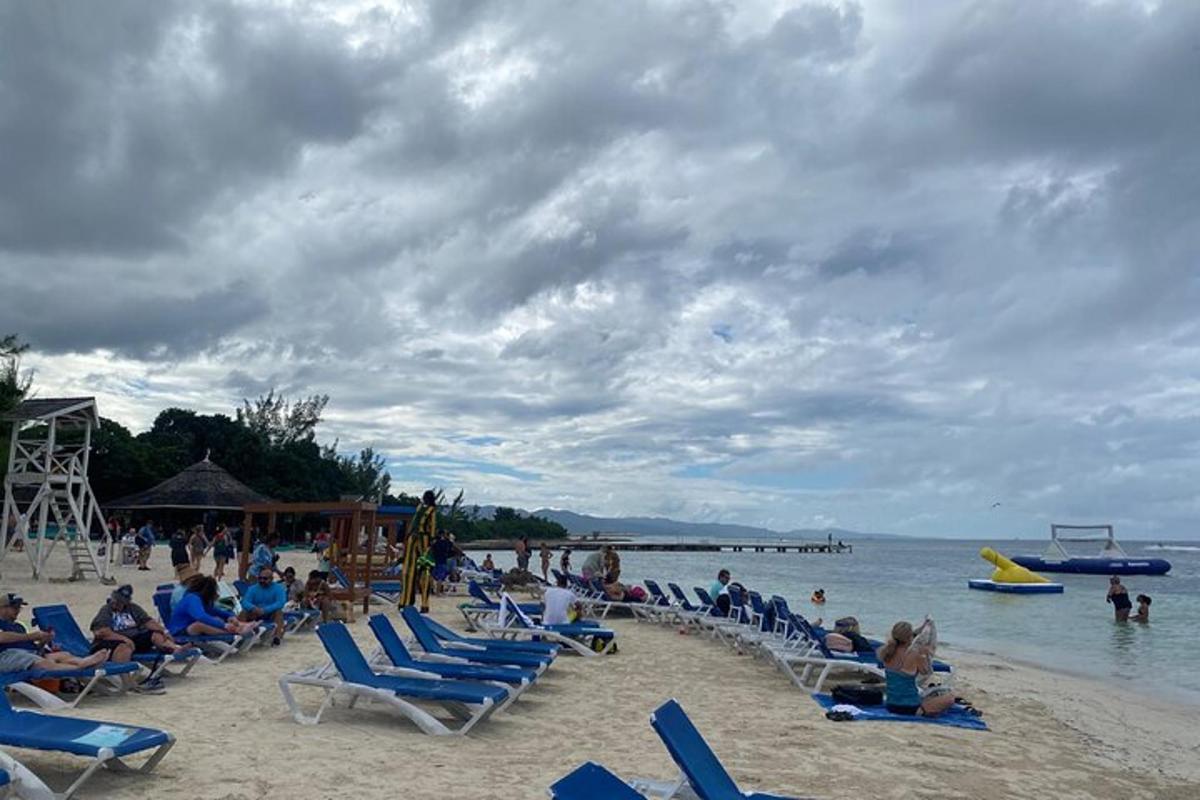 um grupo de pessoas sentadas em cadeiras na praia