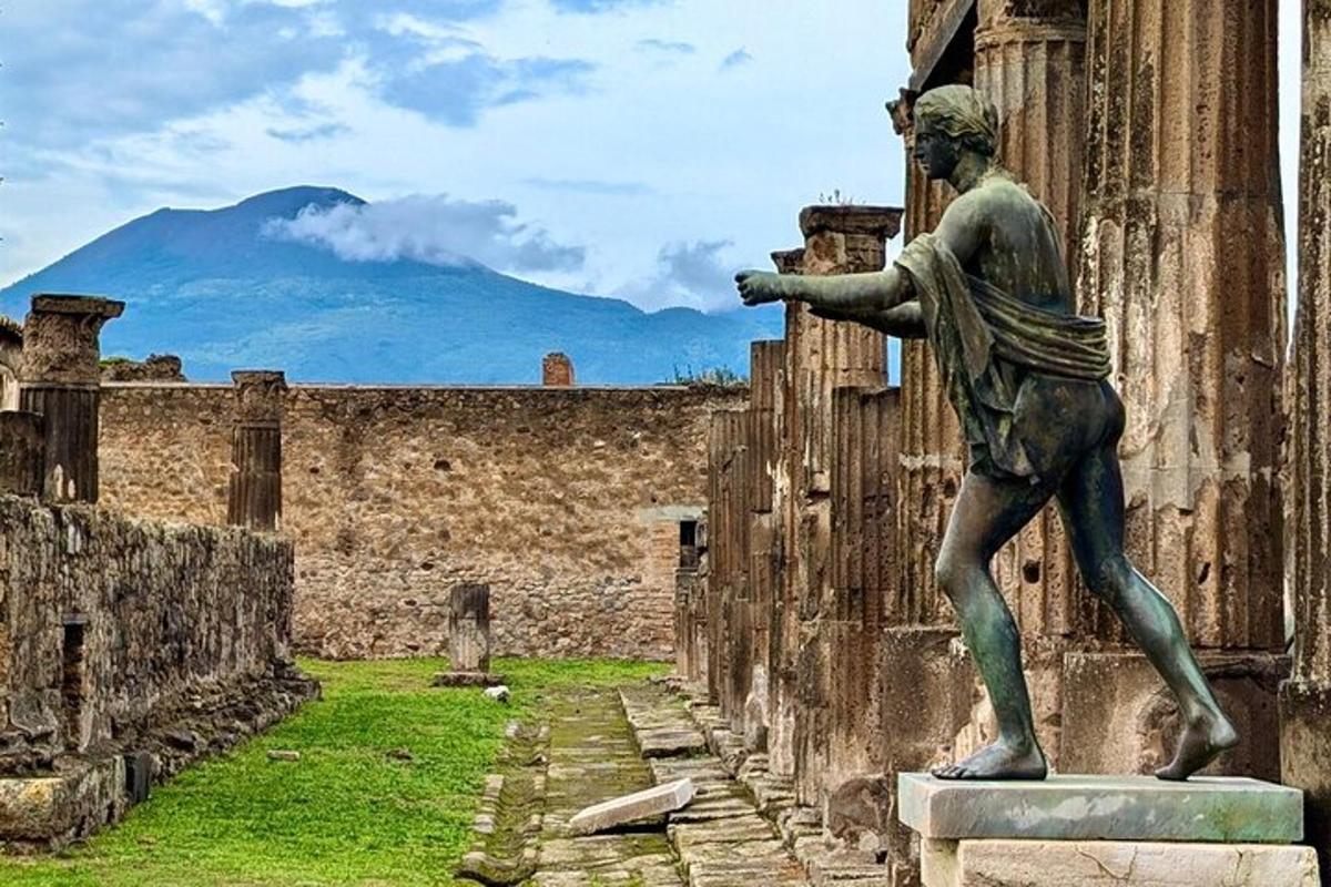 una statua di un uomo appoggiato a un edificio
