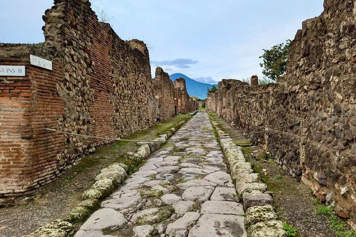 una vecchia strada di pietra tra due muri di mattoni