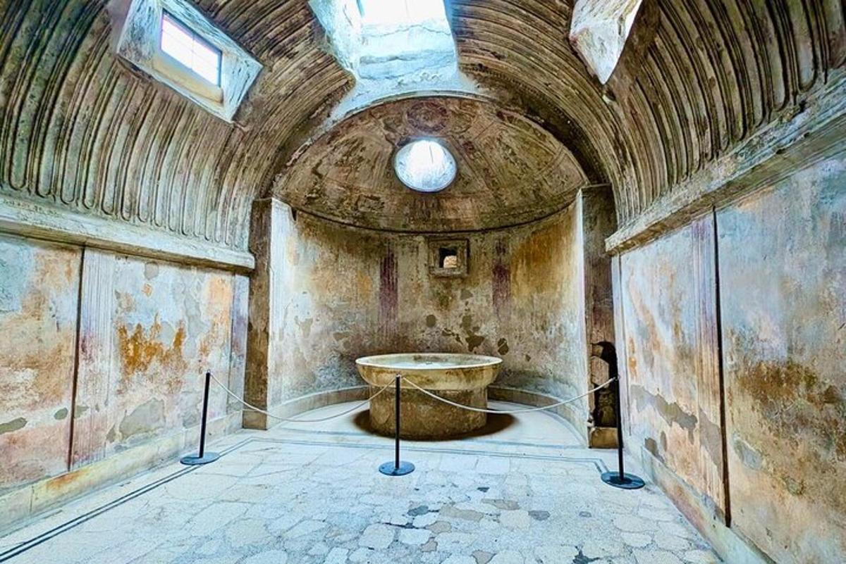 una stanza con una vasca da bagno al centro di un edificio