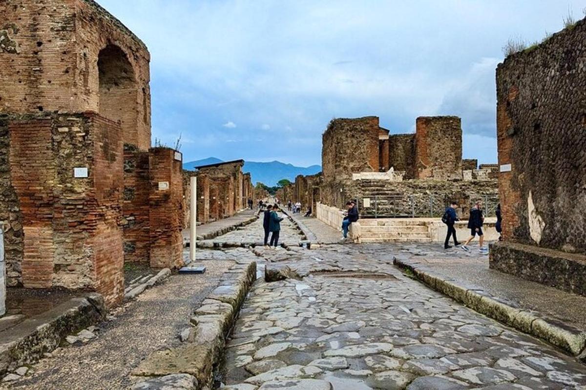 un gruppo di persone che camminano in una città vecchia